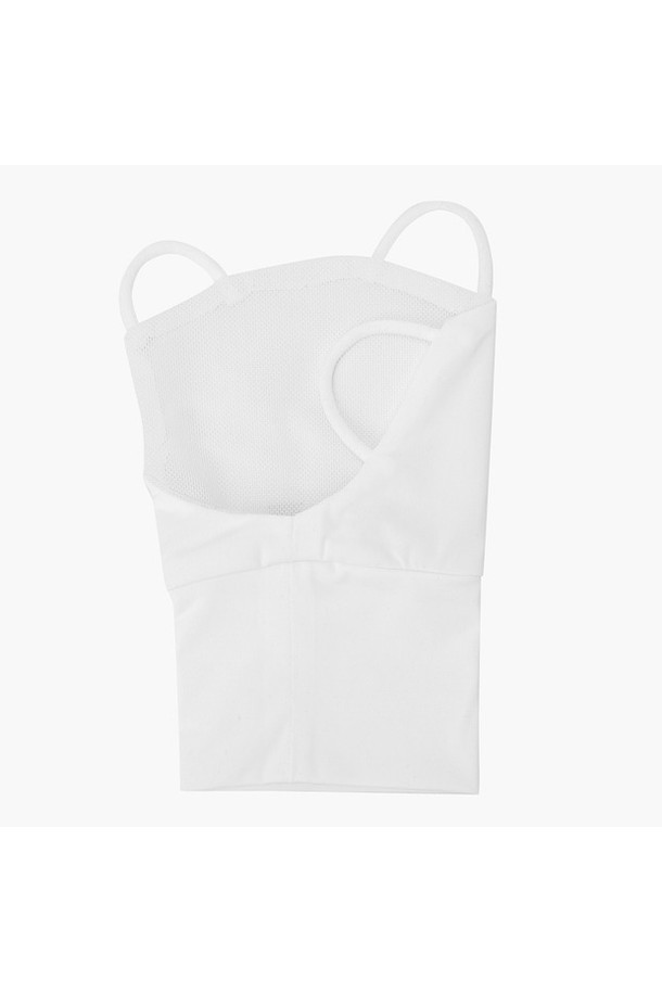 여성 골프룩에 어울리는 냉감 손등 덮개입니다. BWTG, SKNG 두 가지 색상으로 출시되었으며, 나일론, 폴리우레탄, 폴리에스터 혼방 소재로 제작되어 시원한 착용감을 제공합니다. 오른손용 덮개로, 3홀 디테일과 손가락 고정 기능으로 안정적인 그립감을 선사합니다. 로고 레터링 디자인과 스포티한 스타일로 필드 위에서 세련된 룩을 연출해보세요. 여름철 라운딩 시 손등을 보호하고 시원하게 플레이할 수 있도록 도와줍니다.
