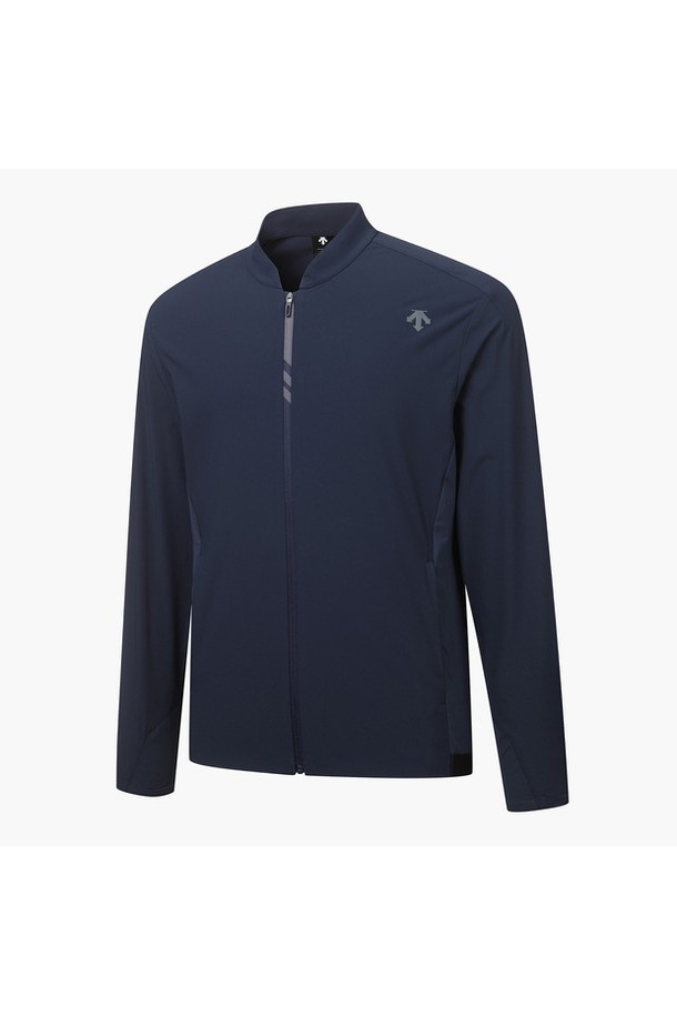 남성 져지 하이브리드 점퍼 (DP12MFBL31)는 초여름 골프 라운딩을 위한 스포티한 스타일의 점퍼입니다. DNVG, LGYG 두 가지 색상으로 출시되었으며, 얇고 가벼운 두께감으로 쾌적한 착용감을 선사합니다. 등판 양쪽에 져지 소재를 사용하여 활동성을 높였으며, 스트레치 기능과 스윙 최적화 구조로 골프 퍼포먼스를 극대화합니다. 지퍼 여밈 방식에 로고 배색 디테일이 돋보이는 미니멀한 디자인의 하이브리드 재킷입니다.
