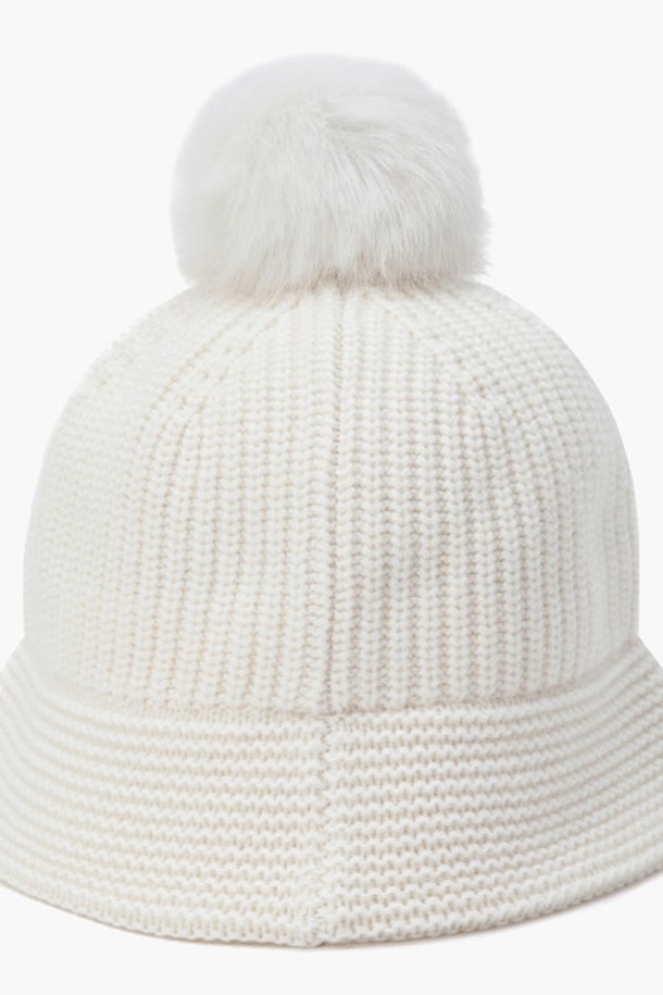 여성 방울 니트 버킷햇 아이보리(MP422LCPO3)는 포근한 분위기를 연출하는 버킷햇입니다. 모 80%, 폴리에스터 20% 혼방 소재로 제작되어 부드러운 촉감과 보온성을 제공합니다. 챙 넓이 6.5cm로 햇빛을 효과적으로 가려주며, 탈부착 가능한 페이크 퍼 방울 장식으로 두 가지 스타일을 연출할 수 있습니다. 캐주얼, 미니멀, 클래식 스타일의 골프룩에 매치하여 세련된 코디를 완성해보세요. 사이즈는 57cm입니다.
