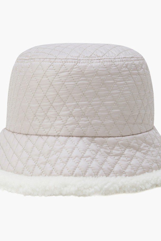여성 퀼팅 퍼 버킷햇(라이트베이지)는 겨울철 골프룩과 데일리룩에 모두 잘 어울리는 모자입니다. 2OZ 다이아몬드 퀼팅 디자인과 밑단 플리스 소재가 특징이며, 클래식, 미니멀, 캐주얼 스타일을 연출하기 좋습니다. 챙 넓이는 8cm이며, 내부 사이즈 조절 땀받이가 있어 편안하게 착용할 수 있습니다. 둘레는 57cm로 제작되었습니다. 부드러운 폴리에스터 소재로 제작되어 따뜻하고 포근한 착용감을 선사합니다.
