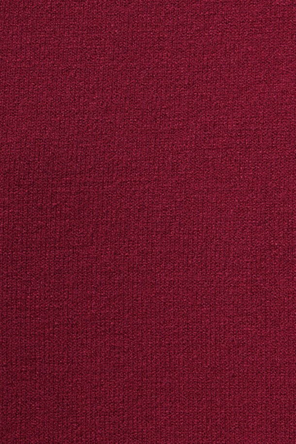 남성 소매 포인트 라운드 방풍 스웨터 와인(MP421MSWO3)는 가을/겨울 시즌에 적합한 남성용 스웨터입니다. 와인 컬러의 무지 디자인으로, 베이직하면서도 클래식한 스타일을 연출합니다. 아크릴, 레이온, 폴리에스터 혼방 소재로 제작되어 부드러운 촉감과 두꺼운 두께감으로 보온성을 높였습니다. 방풍 기능을 갖춘 기능성 원사를 사용하여 골프 및 일상생활에서 편안하게 착용 가능합니다. 멜란지 원사를 사용하여 고급스러움을 더했으며, 레귤러핏 라운드넥 긴소매 스타일로 클래식하고 미니멀한 골프룩을 완성합니다.
