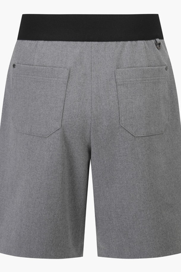 세련된 여성 원턱 5부 팬츠입니다. 부드러운 폴리에스터, 레이온, 폴리우레탄 혼방 소재로 제작되어 편안한 착용감을 선사합니다. 클래식하고 미니멀한 디자인으로 골프는 물론 일상에서도 멋스럽게 연출할 수 있습니다. 허리 뒷밴딩과 투버튼 스타일, 원턱 디테일이 편안함과 스타일리시함을 동시에 제공하며, 레귤러핏으로 제작되어 활동성을 높였습니다. 시원한 여름철, 그레이 컬러의 5부 팬츠로 다양한 스타일을 완성해보세요.
