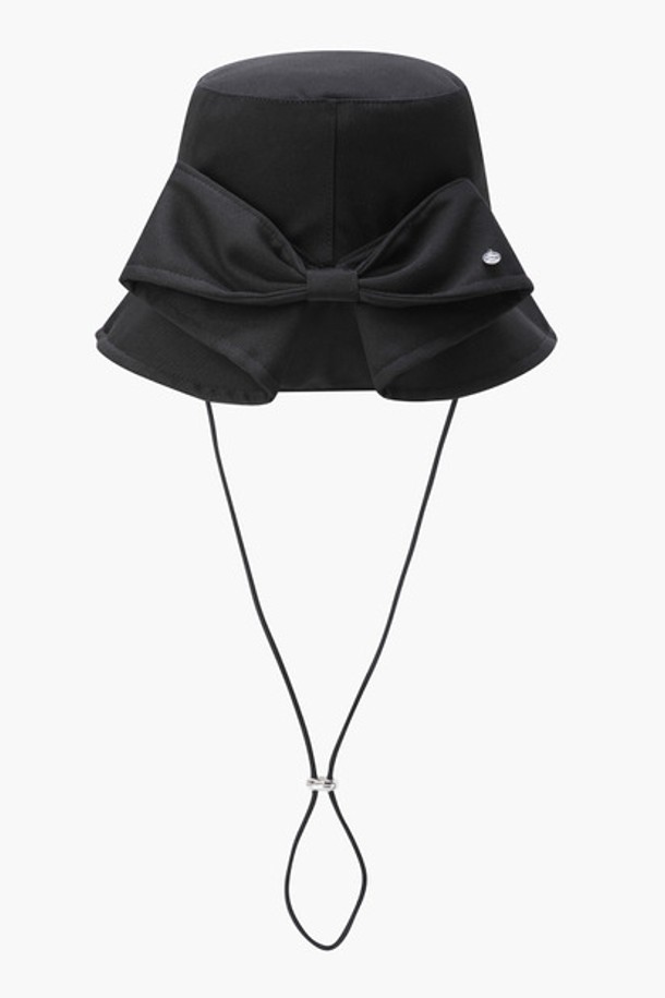 여성 빅 리본 버킷햇 블랙(MP322LCP82)은 골프룩, 캐주얼, 미니멀, 클래식 스타일을 위한 모자입니다. 블랙과 베이지 두 가지 색상으로 제공되며, 봄, 여름 계절에 착용하기 좋습니다. 챙 넓이는 9cm이며, 폴리에스터와 면 혼방 소재로 제작되어 편안한 착용감을 선사합니다. 머리둘레는 55cm이며, 사이즈 조절이 가능하여 편리합니다. 특히, 모자 전면에 부착된 빅 리본 장식이 돋보이는 디자인입니다.
