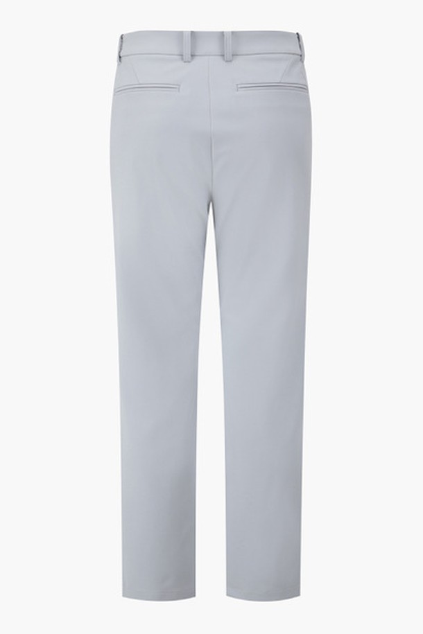 남성 간절기 이중직 팬츠 그레이(MQ121MPT11)는 골프 및 일상에서 활용 가능한 남성용 긴바지입니다. 간절기에 적합한 얇은 두께감과 부드러운 촉감, 레귤러핏으로 편안한 착용감을 제공합니다. 스포티하고 베이직한 스타일이며, 무지 패턴의 그레이, 네이비 두 가지 색상으로 출시되었습니다. 나일론과 폴리우레탄 혼방의 사방 스판 소재로 신축성이 뛰어나고, 이중직 조직으로 밀도가 높고 내구성이 강하며 구김이 덜한 것이 특징입니다. 흡습 기능이 있어 쾌적한 착용감을 유지하며, 골프룩으로 활용하기 좋습니다.
