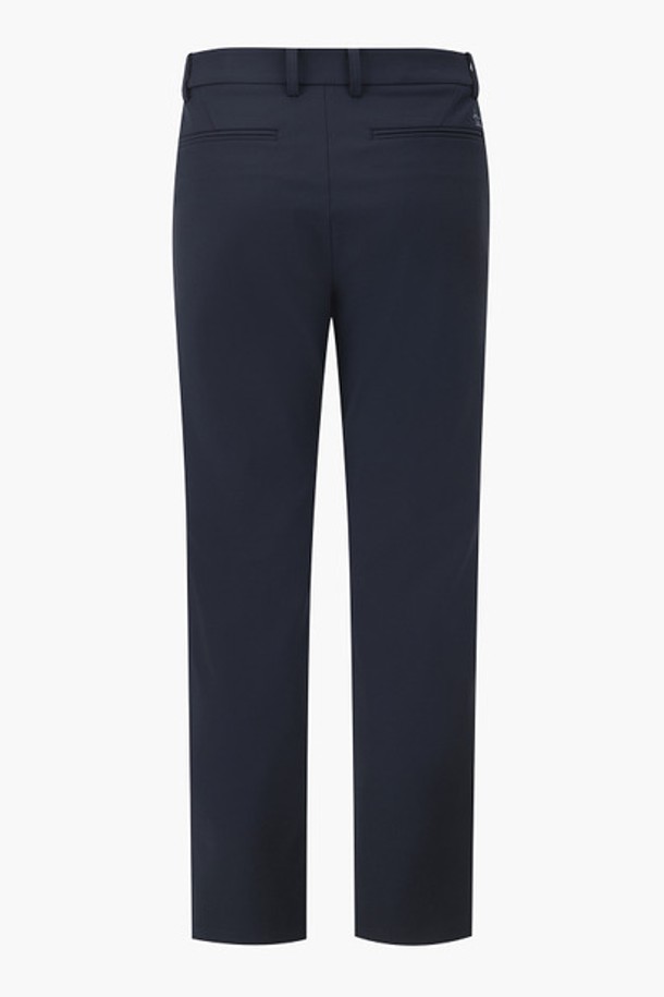 남성 간절기 이중직 팬츠 다크네이비는 골프 및 일상용으로 활용 가능한 레귤러핏 긴바지입니다. 다크네이비와 그레이 두 가지 색상으로 제공되며, 부드러운 촉감의 나일론, 폴리우레탄 혼방 소재로 제작되었습니다. 이중직 조직으로 제작되어 높은 밀도와 뛰어난 내구성을 자랑하며, 사방 스판 소재로 신축성이 우수합니다. 구김 방지 기능이 있어 활동적인 날에도 쾌적하게 착용할 수 있으며, 밴딩 처리로 편안한 착용감을 선사합니다. 스포티한 스타일을 연출하여 골프룩으로 활용하기 좋습니다.
