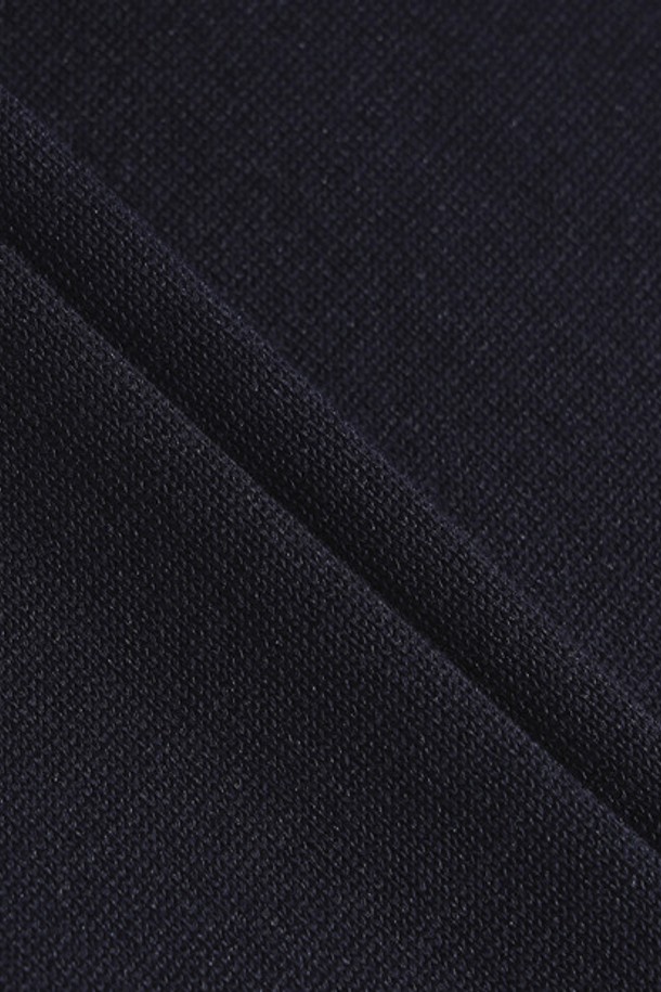 최우식 착용 남성 브이넥 니트 베스트(MQ121MKV11)는 골프 및 일상에서 활용 가능한 남성용 니트 베스트입니다. 부드러운 면과 폴리에스터 혼방 소재로 제작되어 흡습 및 속건 기능을 갖춰 쾌적한 착용감을 제공합니다. 클래식과 스포티한 무드를 넘나드는 케이블 패턴의 레귤러 핏 디자인으로, 봄, 가을 시즌에 활용하기 좋습니다. 브이넥 민소매 스타일로 다양한 이너와 레이어드하여 스타일리시하게 연출할 수 있습니다. 골프웨어로도 손색없는 실용적인 아이템입니다.
