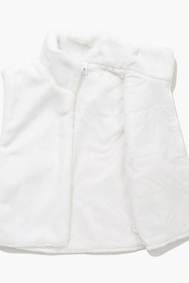 여성 퍼 패딩 베스트 풀집업 (GP422LWVO4)은 겨울철 골프 라운딩 또는 겨울 데일리룩에 적합한 여성용 패딩 베스트입니다. 스포티하고 미니멀한 스타일로, 무지 디자인과 레귤러핏으로 제작되었습니다. 얇지만 따뜻한 보온 기능을 제공하며, 부드러운 퍼 디테일이 돋보입니다. 블랙(BLCK)과 화이트(WHTE) 두 가지 색상으로 출시되었으며, 나일론, 폴리에스터, 폴리우레탄 혼방 소재로 제작되어 뛰어난 착용감을 선사합니다.
