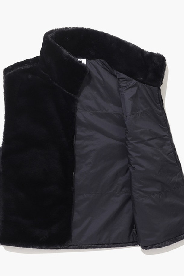 **여성 퍼 패딩 베스트 풀집업 (GP422LWVO4)**

겨울 시즌, 스포티한 스타일을 연출하는 여성용 퍼 패딩 베스트입니다. 블랙과 화이트 두 가지 색상으로 출시되어, 골프 및 일상에서 폭넓게 활용 가능합니다. 부드러운 촉감의 나일론, 폴리에스터, 폴리우레탄 혼방 소재에 패딩 & 퍼 안감을 더해 보온성을 높였습니다. 두꺼운 두께감으로 한겨울 추위에도 끄떡없으며, 밑단 스트링 조절로 핏을 자유롭게 연출할 수 있습니다. 레귤러 핏의 풀집업 디자인으로, 편안하게 착용할 수 있습니다.
