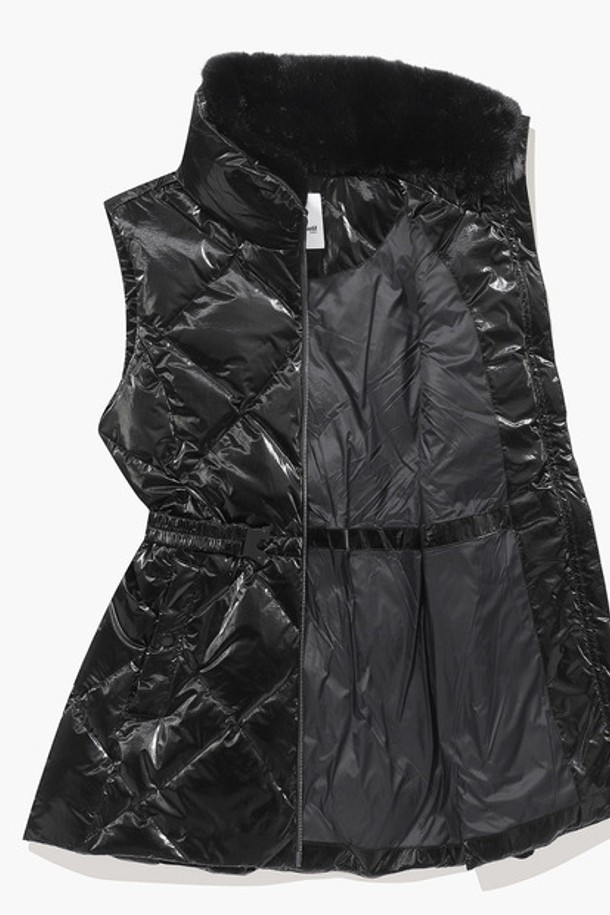 여성 글로시 퀼팅 롱 베스트 풀집업 (GP422LWVO2)은 겨울철 골프룩과 데일리룩에 모두 활용 가능한 여성용 베스트입니다. 스포티하면서도 미니멀한 스타일로, 퀼팅 패턴과 슬림핏 디자인이 특징입니다. 블랙과 화이트 두 가지 색상으로 출시되었으며, 롱 기장과 집업 스타일로 간편하게 착용할 수 있습니다. 보온성이 뛰어난 덕다운 안감과 광택감 있는 나일론, 폴리에스터 혼방 소재로 제작되어 가볍고 따뜻합니다. 허리 벨트와 스트링 디테일로 다양한 스타일 연출이 가능하며, 민소매 디자인으로 활동성을 높였습니다.
