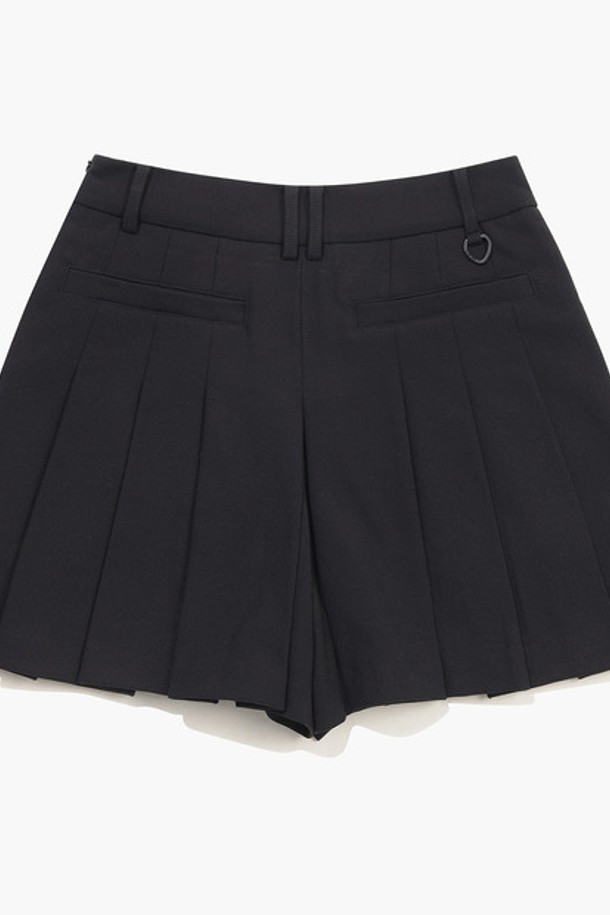 여성 골프룩 연출에 안성맞춤인 여성 TR 플리츠 숏팬츠입니다. 겨울 시즌을 위한 숏 기장의 팬츠로, 폴리에스터, 레이온, 폴리우레탄 혼방 소재로 제작되어 편안한 착용감을 선사합니다. 플리츠 디자인과 체크 또는 무지 패턴으로 클래식하면서도 미니멀한 스타일을 연출할 수 있습니다. 앞 포켓 후드 포인트와 포켓 디테일이 돋보이며, 안감은 폴리에스터로 마감되었습니다.
