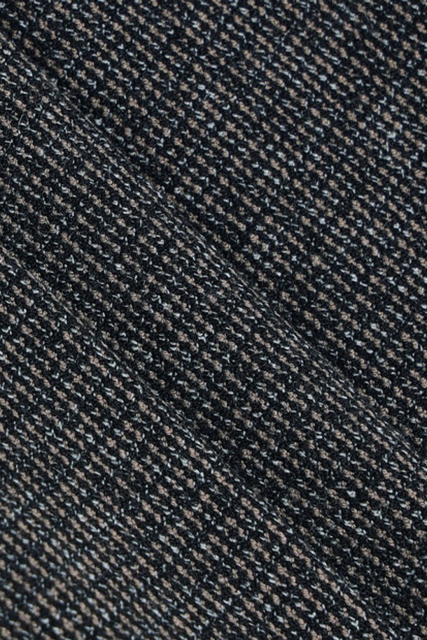 여성스러운 플리츠 디자인이 돋보이는 '여성 TR 플리츠 숏팬츠 (GP422LSPO2)'입니다. 클래식한 무드를 자아내는 이 숏팬츠는 골프 활동에 적합하며, 겨울 시즌 착용을 위해 제작되었습니다. 부드러운 촉감의 폴리에스터, 레이온, 폴리우레탄 혼방 소재로 제작되어 편안한 착용감을 선사합니다. 무지 또는 체크 패턴으로 출시되어 다양한 스타일 연출이 가능하며, 레귤러핏으로 어떤 체형에도 잘 어울립니다. 숏 기장의 디자인과 포켓, 후드 포인트 디테일이 특징입니다.
