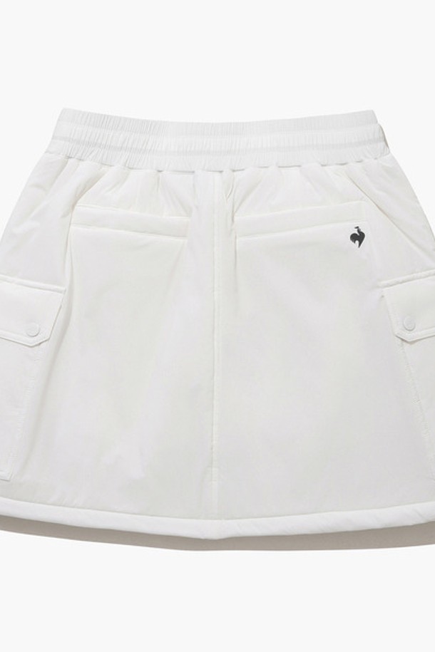 여성 아웃포켓 포인트 패딩 스커트 (GP422LSKO5)는 겨울철 골프 및 일상에서 활용하기 좋은 여성 패딩 스커트입니다. 무지 디자인에 H라인 핏으로, 스포티하면서도 캐주얼한 스타일을 연출합니다. 두껍고 부드러운 나일론, 폴리에스터, 폴리우레탄 혼방 소재에 안감 패딩으로 보온성을 높였습니다. 아웃포켓과 내장형 밴드 스트링, 카고 포켓 디테일이 특징이며, 신축성이 있어 편안한 착용감을 제공합니다. 블랙(BLCK), 화이트(WHTE) 두 가지 색상으로 출시되었습니다.
