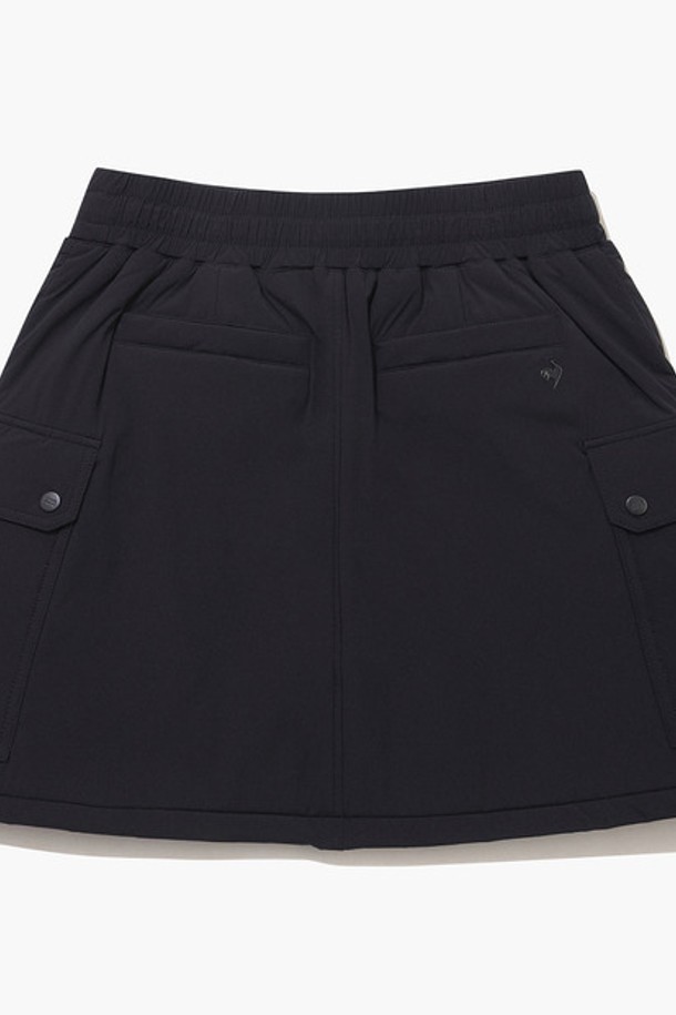 여성 아웃포켓 포인트 패딩 스커트 (GP422LSKO5)는 겨울철 골프 또는 일상에서 스포티하고 캐주얼한 스타일을 연출할 수 있는 패딩 스커트입니다. 부드러운 촉감의 나일론, 폴리에스테르, 폴리우레탄 혼방 소재로 제작되어 보온성과 신축성을 제공합니다. A라인 핏에 무지 패턴으로 디자인되었으며, 두꺼운 두께감으로 따뜻하게 착용할 수 있습니다. 카고 포켓 디테일과 내장형 밴드 스트랩으로 실용성을 더했습니다. 겨울 데일리룩과 골프룩에 미니멀한 스타일을 더해보세요.
