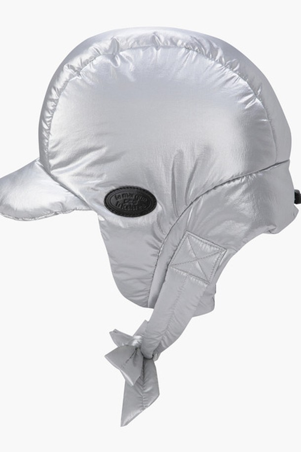 여성 캡형 패딩 바라클라바 (GP422LSAO3)는 추운 겨울, 머리부터 목까지 따뜻하게 감싸주는 방한 모자입니다. 깊은 모자 깊이로 보온성을 높였으며, 부드러운 촉감의 나일론과 폴리에스터 혼방 소재를 사용하여 편안한 착용감을 제공합니다. 캡형 디자인과 광택감 있는 우븐 소재, 무지 패턴이 어우러져 미니멀, 캐주얼, 스포티한 겨울 데일리룩, 골프룩, 여행룩에 모두 잘 어울리는 세련된 스타일을 연출합니다. 블랙과 실버 두 가지 컬러로 출시되어, 취향에 맞게 선택 가능하며, 두꺼운 두께감으로 뛰어난 보온 효과를 느낄 수 있습니다.
