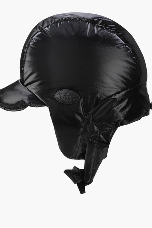 여성 캡형 패딩 바라클라바 (GP422LSAO3)는 골프 및 겨울 스포츠 활동에 적합한 방한용 모자입니다. 깊은 모자 깊이와 머리부터 목까지 감싸는 구조로 보온성을 극대화하며, 두꺼운 두께감의 나일론, 폴리에스터 혼방 소재로 제작되었습니다. 블랙과 실버 두 가지 색상으로 출시되어 미니멀, 캐주얼, 스포티 룩에 모두 잘 어울립니다. 캡형 디자인과 패딩 디테일이 트렌디함을 더하며, 겨울철 데일리룩에도 활용할 수 있습니다. 광택감 있는 촉감으로 고급스러운 느낌을 선사합니다.
