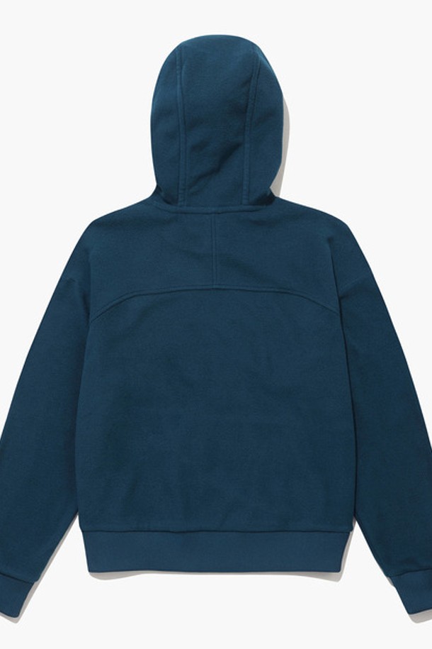 여성 솔리드 후드 플리스 티셔츠 (GP422LRLO2)는 골프 및 일상용으로 활용 가능한 여성 후드 티셔츠입니다. DGRN, BLCK 두 가지 색상으로 제공되며, 부드러운 폴리에스터, 폴리우레탄, 플리스 소재로 제작되어 겨울철 보온성을 제공합니다. 레귤러핏에 레귤러 기장으로 편안하게 착용 가능하며, 무지 스타일 위에 레터링 프린트 디테일로 포인트를 더했습니다. 긴소매와 후드 디자인으로 스포티하면서도 캐주얼한 스타일을 연출할 수 있는 두꺼운 두께의 티셔츠입니다.
