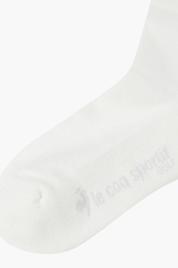 여성 방울 오버 니삭스 (GP422LKSO1)는 부클 소재와 방울 장식으로 포인트를 준 여성용 니삭스입니다. 가을, 겨울 시즌에 적합하며, 보온 기능을 갖춰 따뜻하게 착용할 수 있습니다. 블랙, 화이트 두 가지 색상으로 출시되었으며, 골프룩 또는 겨울 데일리룩에 클래식하면서도 미니멀한 스타일을 더해줍니다. 오버니 길이로 다리를 더욱 길어 보이게 하며, 부드러운 착용감을 선사합니다. 울, 나일론, 폴리우레탄, 폴리에스터 등의 혼방 소재로 제작되었습니다.
