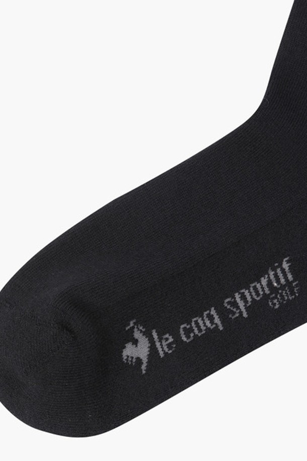 여성 방울 오버 니삭스 (GP422LKSO1)는 가을, 겨울 시즌 골프룩 및 겨울 데일리룩에 모두 잘 어울리는 여성용 니삭스입니다. 블랙과 화이트 두 가지 색상으로 출시되어 다양한 스타일에 매치하기 용이하며, 클래식하고 미니멀한 스타일을 연출할 수 있습니다. 울, 나일론, 폴리우레탄, 폴리에스터 혼방 소재로 제작되어 보온성이 뛰어나고 부드러운 착용감을 선사합니다. 오버니 길이로 다리를 따뜻하게 감싸주며, 상단 방울 디테일과 대비색상 디테일이 돋보이는 디자인입니다. 단품으로 구성되어 있으며, 데일리룩에 포인트가 되어 스타일리시함을 더해줍니다.
