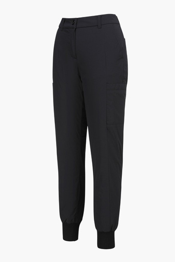 **여성 뒷밴드 패딩 조거핏 팬츠 (GP422LPTO5)**

겨울철 추위에도 스타일을 놓치고 싶지 않은 당신을 위한 여성 패딩 조거 핏 팬츠입니다. 나일론, 폴리우레탄, 폴리에스터 혼방 소재로 제작되어 부드러운 촉감과 뛰어난 보온성을 자랑합니다. 허리 밴딩과 뒷 로고 밴드로 편안한 착용감을 선사하며, 양쪽 포켓으로 실용성을 더했습니다. 스포티, 캐주얼, 미니멀 등 다양한 스타일을 연출할 수 있으며, 골프, 겨울 데일리룩, 산책룩 등 TPO에 맞춰 활용하기 좋습니다. 블랙, 화이트 두 가지 컬러로 출시되어, 어떤 상의와도 손쉽게 매치할 수 있습니다.
