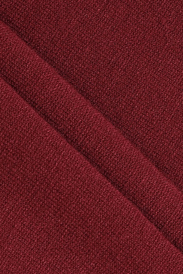 여성 LE-TANDARD (레-탕다드) 방풍 스웨터 (GP422LKPN9)는 가을과 겨울 시즌 골프 활동에 적합한 스포티 스타일의 스웨터입니다. 무지 패턴에 레귤러핏으로 제작되었으며, 와인(WINE)과 짙은 녹색(DGRN) 두 가지 색상으로 출시되었습니다. 레이온, 폴리에스터, 나일론 혼방 소재로 제작되어 방풍 기능을 제공하며, 긴 소매 기장으로 보온성을 높였습니다. 미니멀한 디자인으로 골프룩을 완성하며, 활동적인 움직임을 돕습니다.
