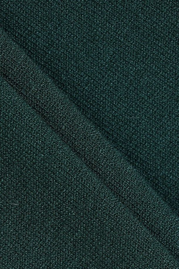 여성 LE-TANDARD (르탠다드) 방풍 스웨터 (GP422LKPN9)는 겨울철 골프 및 일상 활동에 적합한 스웨터입니다. 다크그린과 와인 두 가지 색상으로 출시되었으며, 레이온, 폴리에스터, 나일론 혼방 소재로 제작되어 부드러운 촉감과 우수한 신축성을 자랑합니다. 방풍 안감 처리가 되어 있어 보온성을 높였으며, 세미 하이넥 스타일과 콘트라스트 트림 디테일이 클래식하면서도 세련된 무드를 연출합니다. 레귤러핏에 무지 디자인, 긴 소매 기장, 레귤러 기장으로 다양한 스타일과 코디네이션이 용이하며, 커플 아이템으로도 활용 가능합니다.
