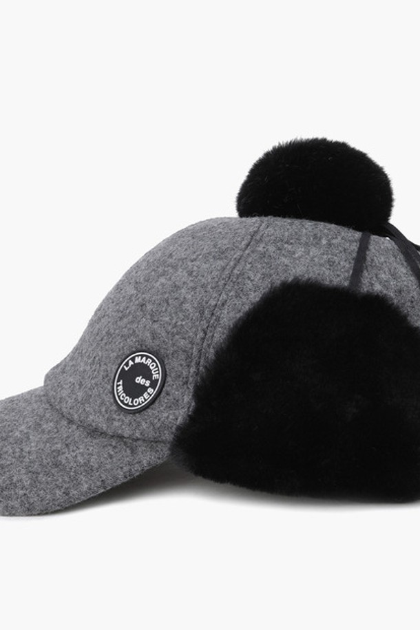 여성 퍼 방울 귀달이 방한 캡 (GP422LCPO1)은 겨울철 방한과 골프룩, 데일리룩에 활용하기 좋은 모자입니다. 울, 나일론, 폴리에스터 혼방 소재로 제작되어 부드러운 촉감과 가벼운 착용감을 선사합니다. 챙 넓이 5.5cm에 구깊이가 적어 활동성을 높였으며, 귀달이와 탈부착 가능한 퍼 방울 장식으로 보온성과 스타일을 동시에 잡았습니다. 로고 포인트와 다양한 스타일 연출이 가능하여 클래식, 미니멀, 캐주얼 룩에 모두 잘 어울립니다.
