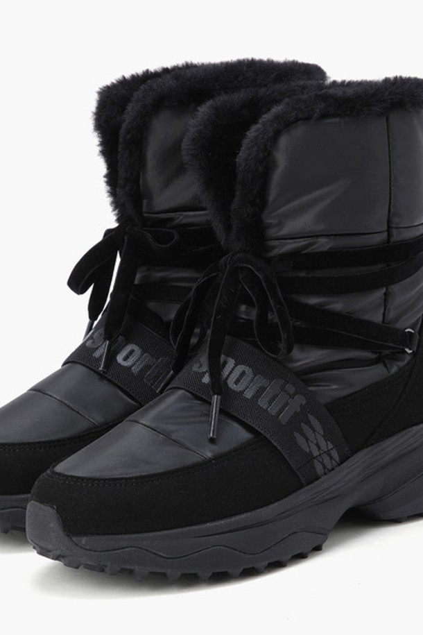 여성 키높이 방한 미들부츠 (윈터 벌키) (GP322LSH91)는 겨울철 따뜻함과 스타일을 동시에 잡을 수 있는 여성 부츠입니다. 라운드 앞코 디자인에 5cm의 웨지힐을 적용하여 다리가 길어 보이는 효과를 주며, 내부에는 부드러운 페이크퍼 안감을 사용하여 보온성을 높였습니다. 벨크로형 신발 여밈과 웨빙 스트랩 디자인, 리본 디테일이 세련된 느낌을 더하고, TPU 힐 보강으로 안정성을 더했습니다. 헤링본 스터드 패턴 아웃솔은 미끄럼 방지 기능을 제공하며, 일상, 산책, 여행 등 다양한 TPO(time, place, occasion)에 맞춰 캐주얼, 클래식, 미니멀 스타일을 연출할 수 있습니다. 블랙 색상으로 어떤 옷에도 잘 어울려 겨울 데일리룩을 완성해 줍니다.
