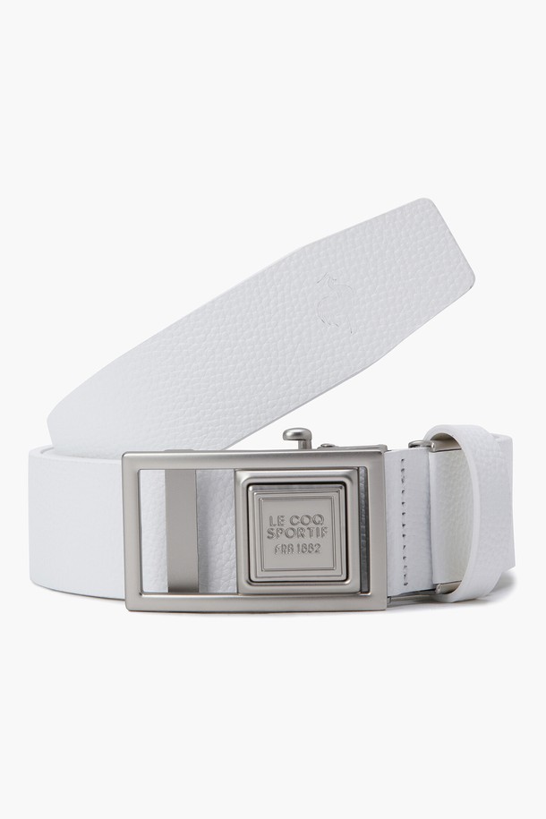 남성 볼마커 벨트 (GP321MBE81)는 골프룩에 어울리는 클래식하고 미니멀한 디자인의 벨트입니다. 천연 소가죽과 합성가죽을 혼용하여 제작되었으며, 블랙(BLCK)과 화이트(WHTE) 두 가지 색상으로 출시되었습니다. 버클 장식이 특징이며, 폭 3.3cm, 총길이 119cm(버클 포함)의 FR 사이즈(Free Size)로 제공됩니다. 내장된 볼마커는 라운딩 시 편리함을 더하며, 오염, 수분, 땀에 노출되지 않도록 주의하여 관리해야 합니다.
