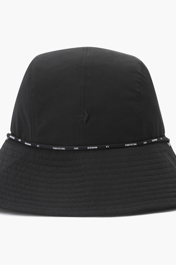 남성 스트링 햇 (GP321MCP82)은 라운딩 시 햇빛을 효과적으로 가려주는 남성용 버킷햇입니다. 폴리에스터와 나일론 혼방 소재로 제작되어 가볍고 편안한 착용감을 제공하며, 챙 넓이는 9cm입니다. 무지 디자인에 스트링 디테일이 더해져 캐주얼하면서도 미니멀한 스타일을 연출합니다. 블랙(BLCK)과 화이트(WHTE) 두 가지 색상으로 출시되었으며, 머리둘레는 57cm입니다. 한국에서 제작되었습니다.
