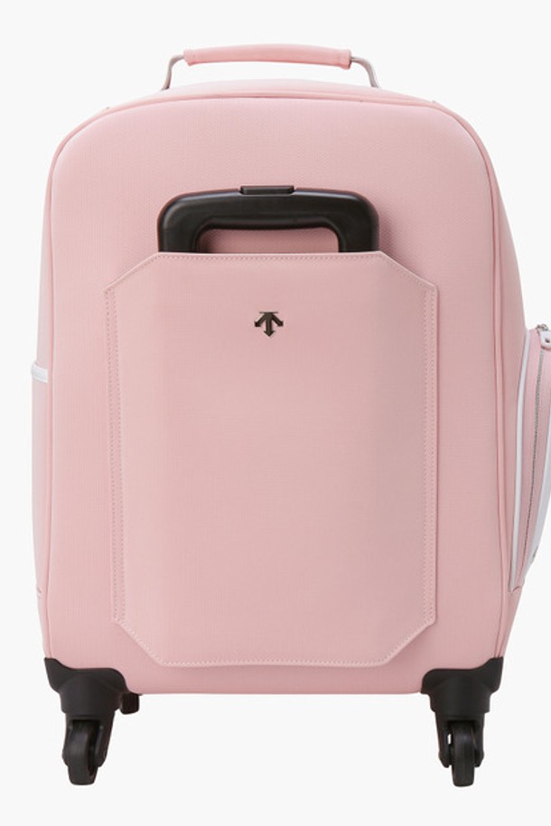 여성 블라썸 트롤리 보스턴 (DP12WFBO11)은 여행룩과 골프룩에 모두 잘 어울리는 미디엄 사이즈의 보스턴백입니다. 슬림한 사각 쉐입에 LBLG, LPKG 두 가지 색상으로 출시되었으며, PU와 폴리에스터 소재를 사용하여 제작되었습니다. 4개의 바퀴와 손잡이가 있어 이동이 편리하며, 신발 포켓과 분리 수납공간을 제공하여 실용성을 높였습니다. 가방은 지퍼형으로 잠금 가능하며, 실측 사이즈는 가로 36cm, 세로 46.5cm, 폭 22cm이며, 무게는 2940g입니다. 클래식하면서도 미니멀한 디자인으로 다양한 스타일에 매치하기 좋습니다.
