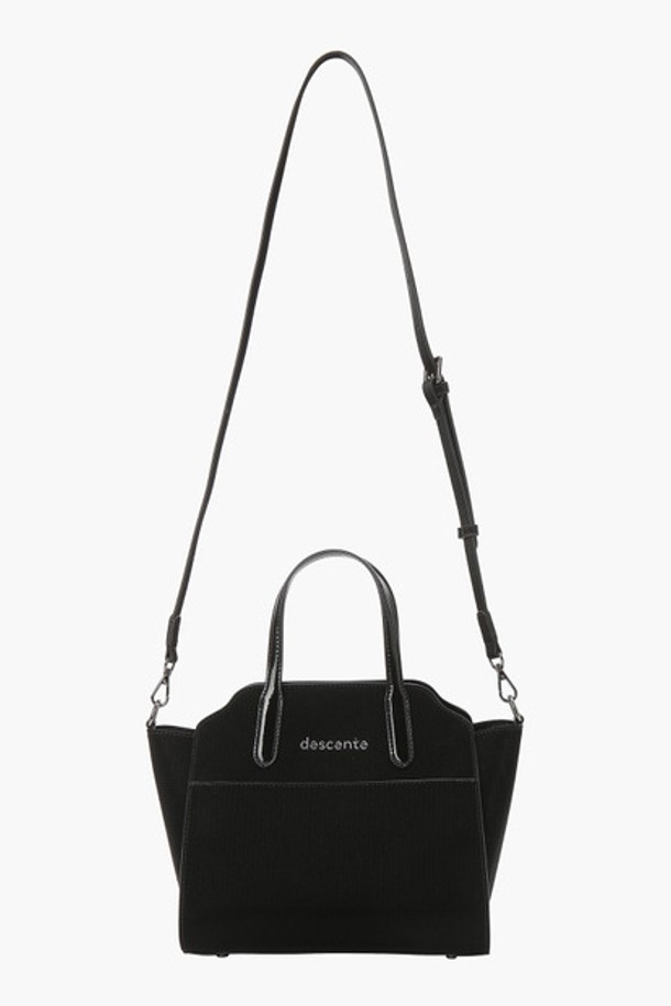 여성 유틸리티 카트백 (DP12WFBG11)은 골프룩에 어울리는 미디엄 사이즈의 사각 카트백입니다. 클래식하고 미니멀한 디자인으로, 합성가죽과 폴리에스터 소재를 사용하여 제작되었습니다. BLKG, BWTG 두 가지 색상으로 출시되었으며, 넉넉한 수납공간과 실용성 중심의 디자인이 특징입니다. 외부 포켓과 뒷면 자석 포켓이 있어 소지품을 편리하게 보관할 수 있으며, 자석형 잠금 방식으로 간편하게 사용할 수 있습니다. 가로 31cm, 세로 22.5cm, 폭 14cm이며 무게는 546g입니다.
