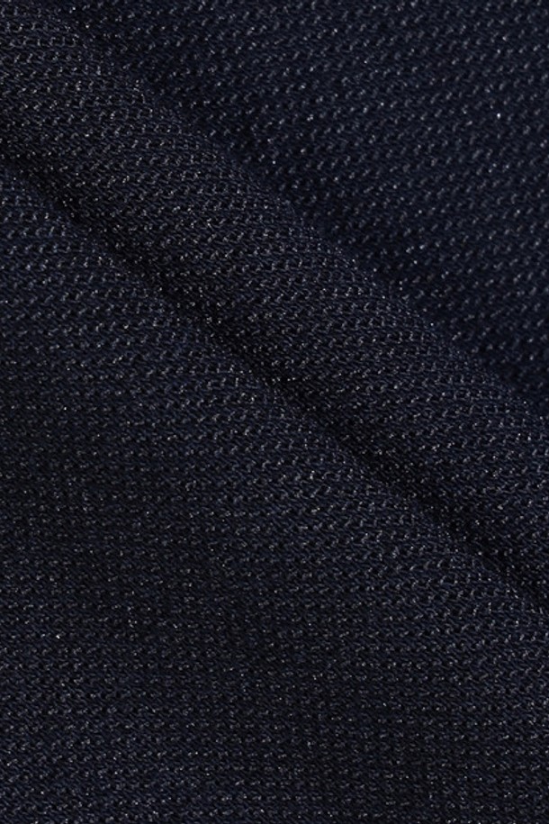 남성 시그니처 반팔 폴로 티셔츠 다크네이비(MQ121MTS11)는 시원한 여름철, 골프 및 일상에서 쾌적하게 착용 가능한 남성용 폴로 티셔츠입니다. 부드러운 촉감의 면, 폴리에스터, 폴리우레탄 혼방 소재로 제작되어 흡습 기능과 편안한 착용감을 제공합니다. 다크네이비, 레드, 다크그린 3가지 색상으로 출시되었으며, 레귤러핏에 무지 디자인으로 미니멀하고 세련된 스타일을 연출합니다. 소매단 컬러 포인트와 밑단 트임 디테일, PK 조직감 원단이 특징이며, 스포티하고 캐주얼한 골프룩을 완성합니다.
