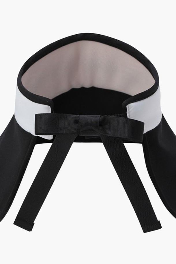 여성 오픈햇 썬바이저 (GQ122LSV11)는 골프 및 스포츠 활동, 휴가 또는 여름 바캉스룩에 어울리는 모자입니다. 블랙과 화이트 두 가지 색상으로 출시되었으며, 폴리에스터 소재로 제작되어 편안한 착용감을 선사합니다. 챙 넓이는 8.5cm로 넓어 햇빛을 효과적으로 차단하며, 자외선 차단 기능을 갖춰 야외 활동 시 유용합니다. 미니멀, 클래식, 리조트 스타일을 연출하기 좋으며, 탈부착 가능한 리본 디테일로 포인트를 더했습니다. 넓은 챙으로 양볼 전체를 가릴 수 있는 변형 디자인이 특징입니다.
