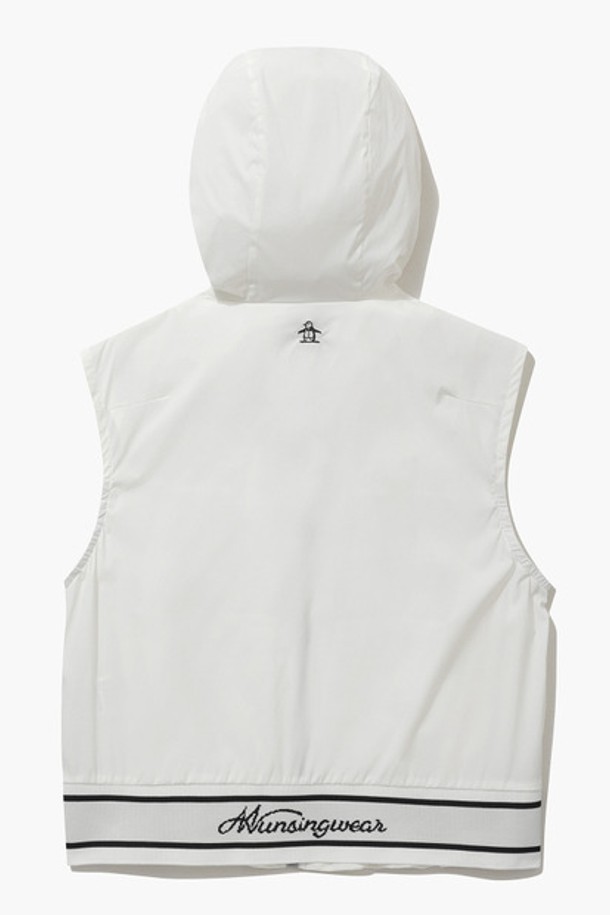 여성 테크니컬 우븐 베스트 화이트(MQ122LWV31)는 골프 및 일상용으로 활용 가능한 여성용 베스트입니다. 봄, 여름 시즌에 적합하며, 미니멀하고 스포티한 스타일을 연출합니다. 흡습 및 통기 기능이 뛰어난 테크니컬 우븐 소재를 사용하여 얇고 가벼운 착용감을 제공합니다. 민소매 디자인에 레귤러핏으로 편안하게 착용 가능하며, 집업 스타일로 간편하게 여밀 수 있습니다. 화이트, 블랙, 그린 3가지 색상으로 출시되었습니다.
