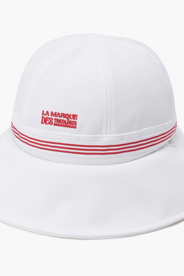 여성 돔형 버킷햇 (GP122LCP23)은 골프 및 일상생활에서 활용하기 좋은 모자입니다. 블랙과 화이트 두 가지 색상으로 출시되었으며, 캐주얼, 미니멀, 스포티한 스타일을 연출하기 좋습니다. 챙 넓이는 7.5cm이며, 무지 디자인에 스트라이프 테이프와 레터링 자수가 디자인 포인트입니다. 폴리에스터와 폴리우레탄 혼방 소재로 제작되어 땀 흡수 및 자외선 차단 기능을 제공하며, 이마 부분 스웨트밴드와 스트랩이 있어 편안한 착용감을 선사합니다.
