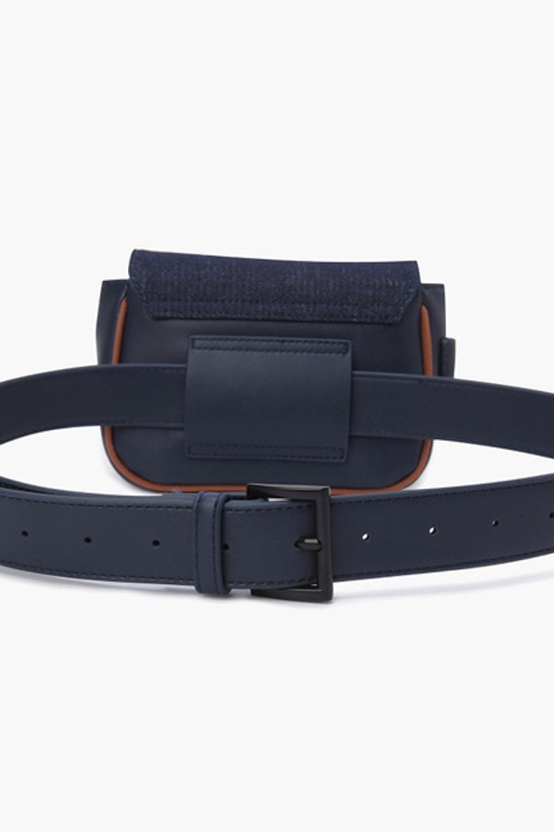 네이비와 화이트 색상으로 만나보는 여성 벨트백 (GP122LET14)입니다. 면, 폴리우레탄, 폴리에스터 소재로 제작된 미니 사이즈의 벨트백으로, 로고 패턴과 디자인 장식이 돋보입니다. 버클형 잠금 방식으로 간편하게 여닫을 수 있으며, 사이즈 조절이 가능하여 편리합니다. 일상 및 캐주얼 스타일에 활용하기 좋으며, 미니멀하고 베이직한 디자인으로 다양한 스타일링에 활용할 수 있습니다.
