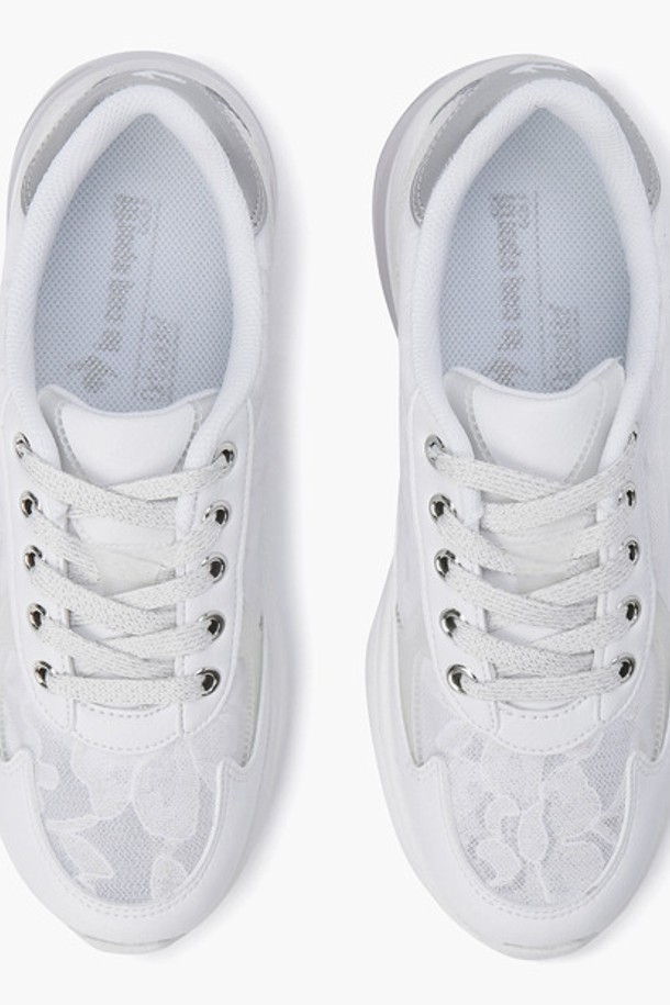 여름철 일상룩과 산책룩에 어울리는 여성 써머 BIRKIE (GP122LSH31) 여성 운동화입니다. 화이트 색상의 무지 디자인으로 어떤 옷에도 매치하기 쉬우며, 캐주얼, 미니멀, 스포티한 스타일을 연출할 수 있습니다. 5cm 굽으로 다리 라인을 살려주며, 합성피혁, 폴리에스터, 합성고무를 사용하여 편안함과 내구성을 높였습니다. 끈으로 조절하여 발에 맞게 착용할 수 있으며, 중량은 약 370g입니다. 파일론, TPU, 합성고무 창으로 제작되어 편안한 착화감을 제공합니다.
