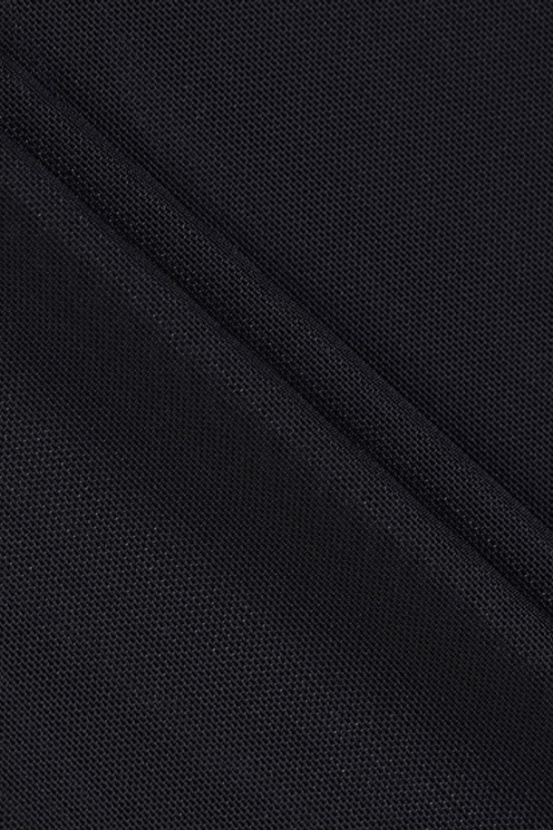 남성 냉감 라운드 베이스레이어 블랙(MQ221MIN41)는 시원한 여름철 골프 라운딩과 일상에서 스포티한 스타일을 연출할 수 있는 남성용 베이스레이어입니다. 나일론과 폴리우레탄 혼방 소재로 제작되어 부드러운 촉감과 뛰어난 냉감 기능을 제공합니다. 레귤러 핏의 긴 소매 라운드넥 디자인으로, 활동적인 움직임에도 편안함을 선사합니다. 무지 패턴의 블랙 컬러로 어떤 스타일에도 쉽게 매치할 수 있으며, 기능성 스포츠웨어로 활용하기 좋습니다. 얇은 두께감으로 쾌적함을 유지하며, 미니멀한 디자인이 특징입니다.
