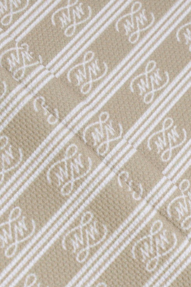 남성 패턴 반팔 티셔츠 베이지(MQ121MTS34)는 여름철 골프 및 일상생활에서 활용하기 좋은 남성용 반팔 티셔츠입니다. 베이지와 화이트 컬러로 출시되었으며, 폴리에스터와 폴리우레탄 혼방 소재로 제작되어 얇고 통기성이 우수합니다. 레귤러 핏에 카라넥 디자인, 스트라이프 및 로고 패턴, 반소매 기장으로 스포티하고 베이직한 스타일을 연출합니다. 요철감 있는 촉감으로 착용감을 높였으며, 미니멀하고 캐주얼한 골프룩을 완성할 수 있습니다.
