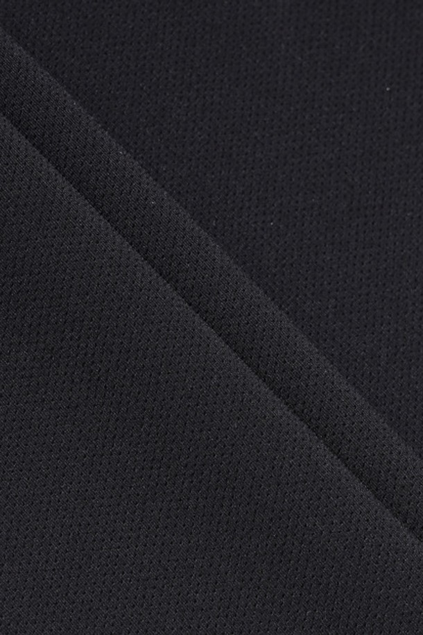 남성 냉감 베이스레이어 블랙(MQ221MIN42)는 골프 및 일상생활에서 활동적인 남성을 위한 스포티한 스타일의 상의입니다. 여름철 시원하게 착용할 수 있도록 나일론과 폴리우레탄 혼방 소재로 제작되었으며, 얇고 부드러운 촉감과 뛰어난 스트레치 기능으로 편안한 착용감을 제공합니다. 하프넥 디자인과 레귤러 핏으로 디자인되었으며, 무지 블랙 컬러로 어떤 스타일에도 쉽게 매치할 수 있습니다. 냉감 기능으로 쾌적함을 유지하며, 긴 소매 기장으로 활동성과 스타일을 동시에 잡았습니다.
