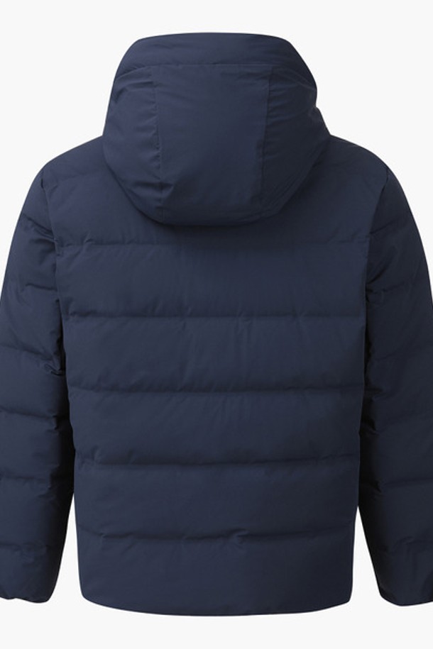 남성 에어써큘레이션 헤비다운 점퍼 (DP41MFDJN2)는 겨울철 보온성을 책임지는 남성용 다운 점퍼입니다. 네이비와 그레이 두 가지 색상으로 출시되었으며, 골프 및 일상생활에서 캐주얼하거나 스포티한 스타일을 연출할 수 있습니다. 레귤러핏으로 편안하게 착용 가능하며, 집업 스타일로 간편하게 입고 벗을 수 있습니다. 에어써큘레이션 튜브 소재를 사용하여 활동성과 보온성을 높였으며, 거위 솜털과 깃털을 충전재로 사용하여 부드러운 촉감을 느낄 수 있습니다. 
