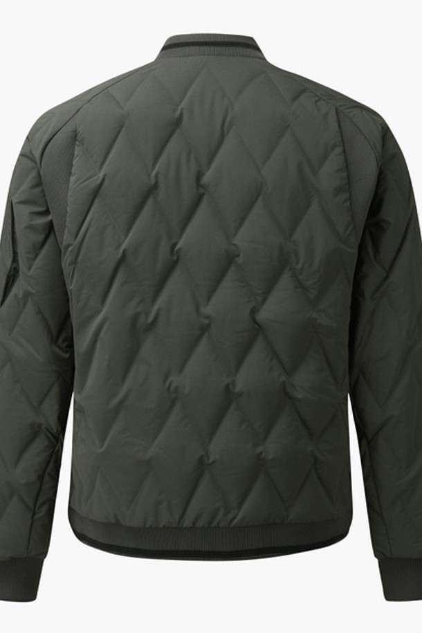 남성 블루종 [tube down] (DP42MFDJO7)은 방풍 및 발수 기능이 뛰어난 겨울용 블루종 다운 점퍼입니다. 스포티한 스타일의 무지 디자인으로, 골프룩 및 겨울 데일리룩에 모두 잘 어울립니다. 두꺼운 두께감과 레귤러 핏으로 보온성을 높였으며, 폴리에스터, 폴리우레탄, 거위솜털, 거위깃털 등의 고급 소재를 사용하여 제작되었습니다. 니트 포인트와 액션밴드 디테일로 활동성을 더했습니다. 색상은 [DBLG], [DKHG] 두 가지로 출시되었습니다.
