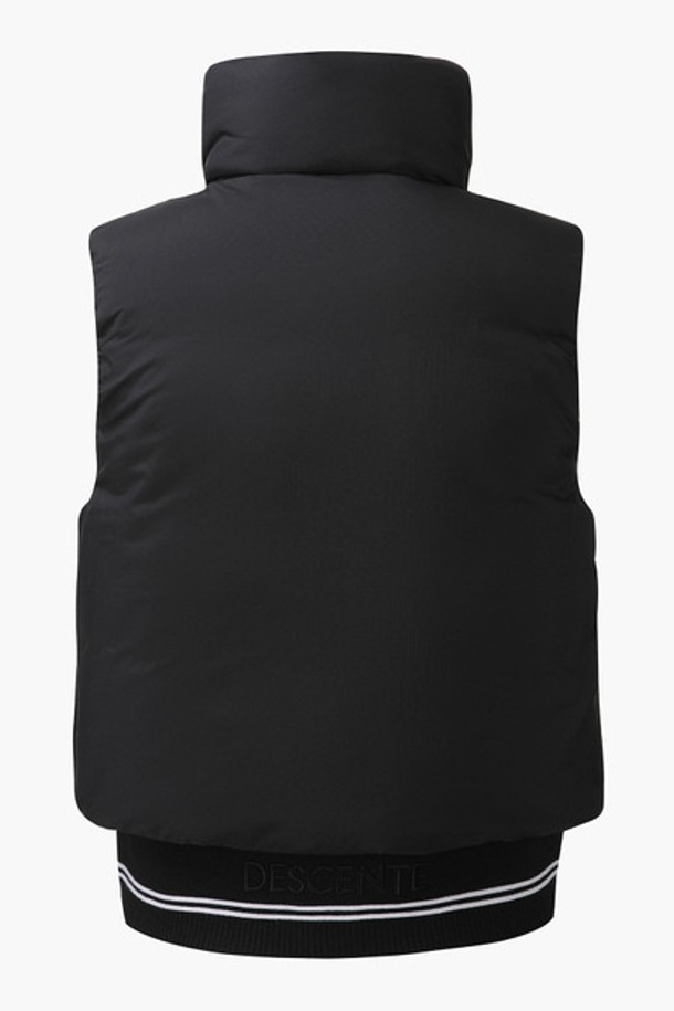 여성 블루종 다운 베스트 (DP42WFDVO1)는 겨울철 라운딩과 일상에서도 스타일리시하게 연출 가능한 다운 베스트입니다. 블랙과 화이트 컬러로 출시되어 어떤 의상에도 쉽게 매치할 수 있으며, 캐주얼 및 스포티한 무드를 연출합니다. 나일론, 폴리에스터, 거위솜털, 거위깃털을 사용하여 보온성은 높이고, 가볍고 부드러운 촉감을 제공합니다. 레귤러핏에 무지 디자인으로, 니트 배색 디테일이 돋보이며 발수, 방풍 기능을 갖춰 활동성을 더합니다. 버튼 여밈 방식의 민소매 디자인으로, 겨울철 골프룩과 데일리룩에 활용하기 좋습니다.
