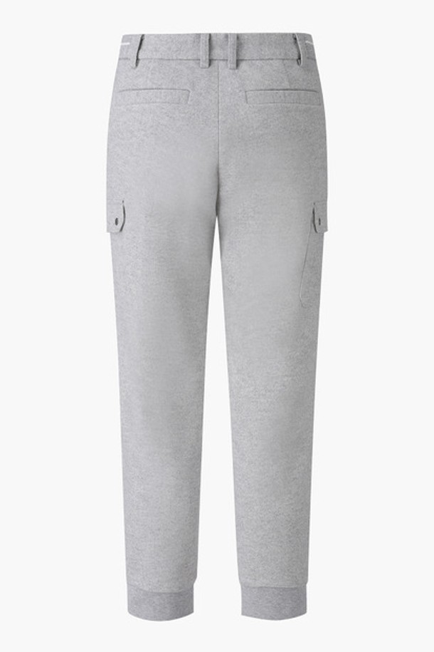 남성 기모 조거 팬츠 (DP42MFPTO6)는 가을, 겨울 시즌에 따뜻하고 편안하게 착용할 수 있는 남성용 조거 팬츠입니다. 부드러운 촉감의 기모 안감과 두꺼운 두께감으로 보온성을 높였으며, 스포티, 캐주얼, 미니멀 스타일을 모두 소화할 수 있습니다. 허벅지 아웃포켓, 왼쪽 지퍼 포켓, 오른쪽 스냅 포켓, 사선 백포켓 등의 다양한 디테일로 실용성을 더했습니다. 레귤러 핏으로 제작되어 편안한 착용감을 제공하며, 골프룩, 겨울 데일리룩, 산책룩 등 다양한 TPO에 활용하기 좋습니다.
