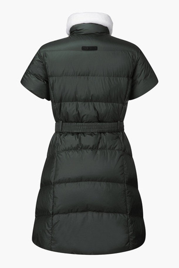 여성 반팔 롱다운 점퍼 (DP42WFDVO3)는 겨울철 골프룩 또는 데일리룩에 적합한 여성용 롱다운 점퍼입니다. 스포티하면서 미니멀한 스타일로, 무지 디자인에 레귤러핏으로 제작되었습니다. 지퍼형 여밈 방식이며, 나일론과 폴리에스터 혼방 소재로 보온성을 높였습니다. 카라 퍼 디테일과 거위솜털 90%, 거위깃털 10%의 충전재를 사용하여 추운 날씨에도 따뜻하게 착용할 수 있습니다. 반소매 기장의 두꺼운 다운 점퍼입니다.
