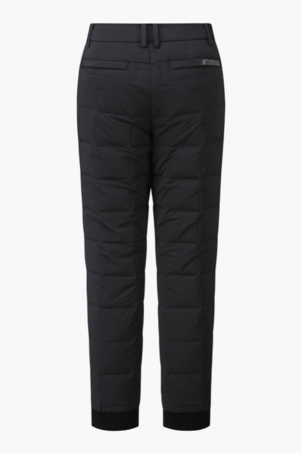 남성 사각 튜브 다운 팬츠 (DP42MFPTN1)는 겨울철 골프룩 또는 데일리룩에 적합한 스포티한 스타일의 긴 바지입니다. 블랙 색상의 무지 패턴으로, 레귤러핏의 두꺼운 두께감과 보온 및 방풍 기능을 갖춘 것이 특징입니다. 폴리에스터, 폴리우레탄, 레이온, 거위솜털, 거위깃털 등 다양한 소재를 사용하여 제작되었으며, 안감은 다운으로 처리되어 뛰어난 보온성을 제공합니다. 밑단 립 처리와 허리 노출 밴딩 디테일로 활동성과 편안함을 동시에 잡았습니다.
