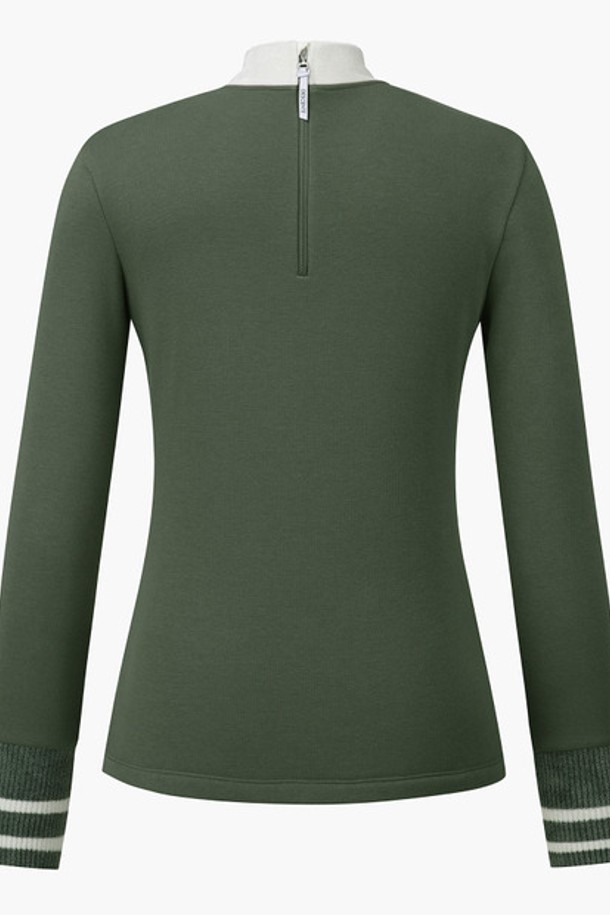 여성 넥변형 밍크기모 티셔츠 (DP42WFTLO9)는 부드러운 밍크 기모 안감으로 뛰어난 보온성을 제공하는 여성용 티셔츠입니다. 터틀넥 디자인으로 목을 따뜻하게 감싸주며, 넥과 소매단에 셔닐사를 사용하여 고급스러운 포인트를 더했습니다. 벨로아 디테일이 돋보이는 이 티셔츠는 마치 머플러를 착용한 듯한 효과를 주어, 겨울철 스포티, 클래식, 미니멀 스타일의 골프룩 또는 데일리룩에 활용하기 좋습니다. 폴리에스터, 면, 폴리우레탄, 울, 나일론을 혼방하여 부드러운 촉감과 레귤러핏을 선사하며, 긴 소매 기장으로 따뜻함을 더했습니다. 무지 디자인으로 다양한 하의와 매치하여 폭넓은 스타일을 연출할 수 있습니다.
