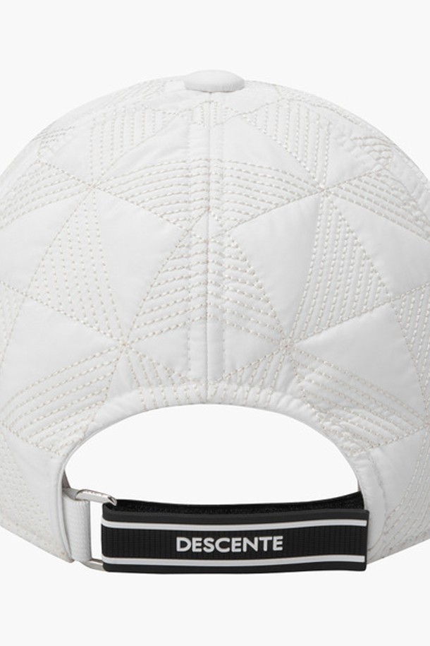 여성 약패딩 캡 (DP42WFCPN2)은 겨울철 골프 및 일상 패션에 적합한 여성용 캡입니다.  무지 디자인에 약패딩 두께로 보온성을 높였으며, 챙 넓이는 7.9cm입니다. 캐주얼, 미니멀, 클래식 스타일을 모두 아우르며, BLKG, IVYG 두 가지 색상으로 출시되었습니다. 폴리에스터 소재로 제작되었으며, 머리둘레는 57cm입니다. 베트남에서 제조되었습니다.
