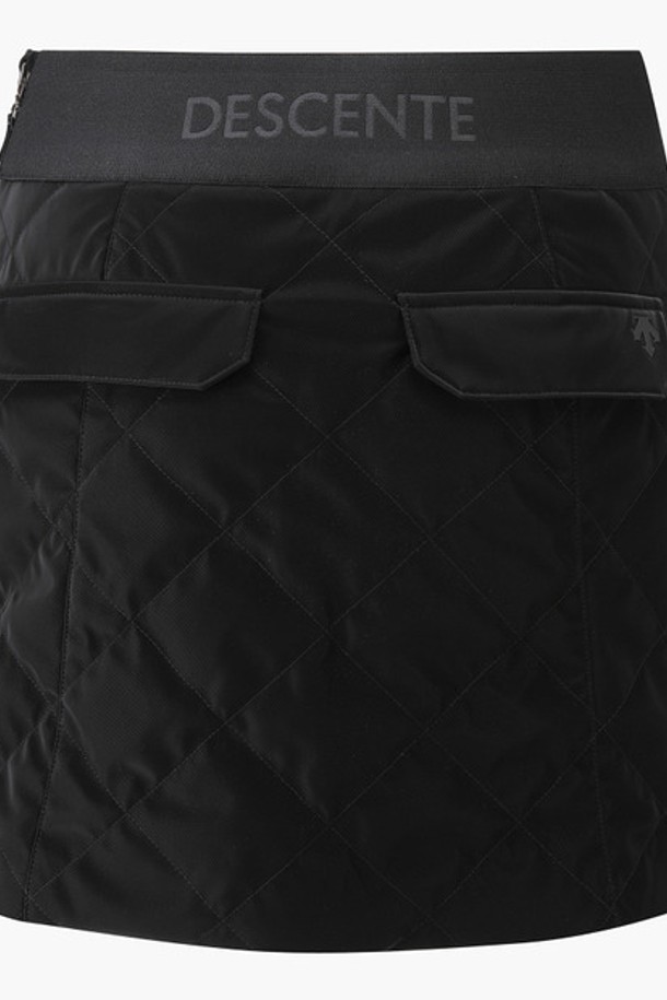 여성 A라인 패딩 스커트(DP42WFSKO4)는 겨울 시즌, 골프 또는 일상에서 활용하기 좋은 패딩 스커트입니다. 스포티한 스타일의 A라인 핏으로, BLKG, LBLG 두 가지 색상으로 출시되었습니다. 보온성을 높여주는 신슐레이트 충전재와 안감 패딩으로 추운 날씨에도 따뜻하게 착용 가능합니다. 허리 밴딩 처리와 밑단 트임 디테일로 활동성을 더했습니다. 폴리에스터, 나일론, 폴리우레탄 혼방의 겉감 소재와 두꺼운 두께감으로 제작되었습니다.
