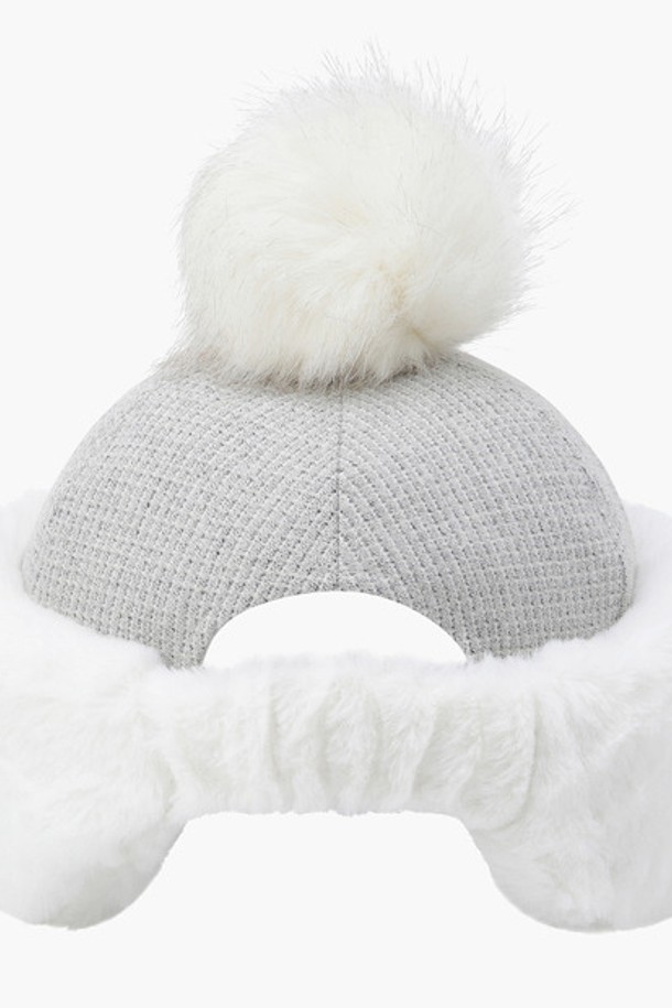 **여성 이어워머 SET 방한캡 (DP42WFCPO1)**은 골프, 겨울 스포츠, 일상에서 활용 가능한 여성용 방한 모자입니다. 탈부착 가능한 인조 퍼 이어워머와 방울이 디자인되어 있어 보온성을 높였으며, 추운 날씨에도 따뜻하고 스타일리시하게 착용할 수 있습니다. 폴리에스터, 레이온, 엘라스테인, 모달아크릴 소재로 제작되어 부드러운 촉감과 편안한 착용감을 제공합니다. 무지 디자인으로 다양한 겨울 코디에 매치하기 좋으며, 탈부착 이어워머를 떼어내고 단독 볼캡으로도 활용 가능하여 실용적입니다. 클래식, 미니멀, 캐주얼 스타일을 즐겨 입는 여성분들께 추천하는 F/W 라운딩용 방한캡입니다.
